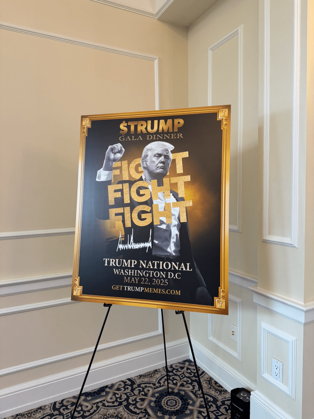 $TRUMP晚宴在华盛顿郊外的特朗普国家高尔夫俱乐部举办。（